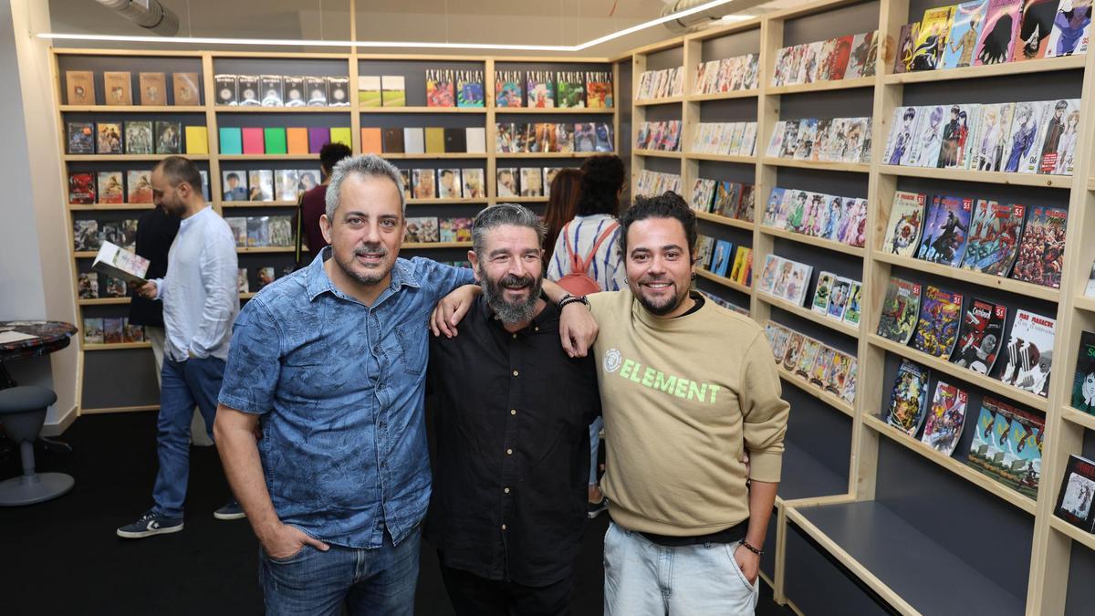 De izquierda a derecha, los ilustradores y docentes Sergio Covelo, Víctor Rivas y Bruno Vázquez, ayer, en A Escola de Arte.