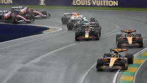 McLaren driver Lando Norris of Britain leads the field into turn two at the start of the Australian Formula One Grand Prix at Albert Park, in Melbourne, Australia, Sunday, March 16, 2025. (AP Photo/Asanka Brendon Ratnayake). EDITORIAL USE ONLY / ONLY ITALY AND SPAIN
