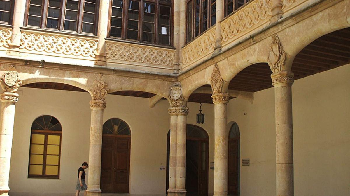 Patio del palacio de los Condes de Requena, donde se trasladarán varias oficinas del ayuntamiento. | M. J. C.