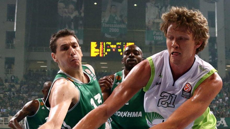 Diamantidis, el verdadero ejecutor del Unicaja, corta un pase de Kuzminskas.