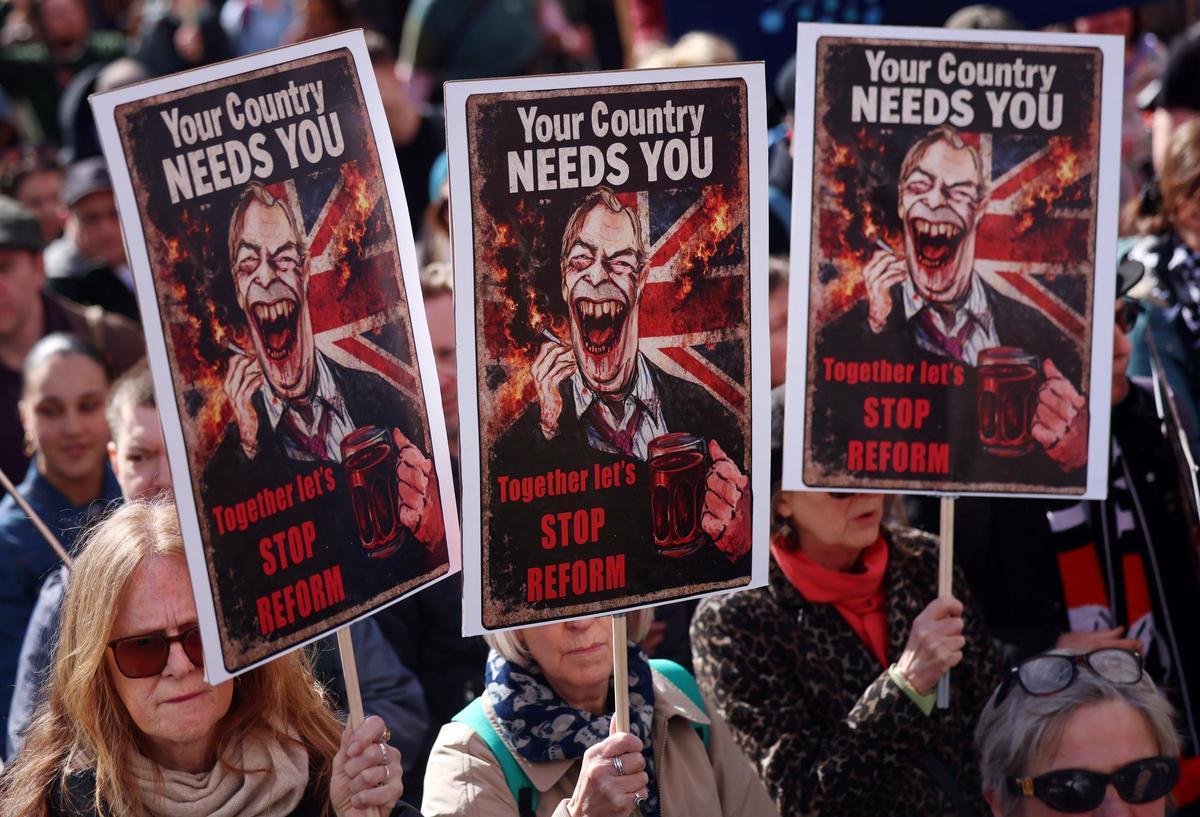 Manifestantes participan en la protesta ‘Together Against the Far Right’ en Londres (Reino Unido), el 28 de marzo de 2026