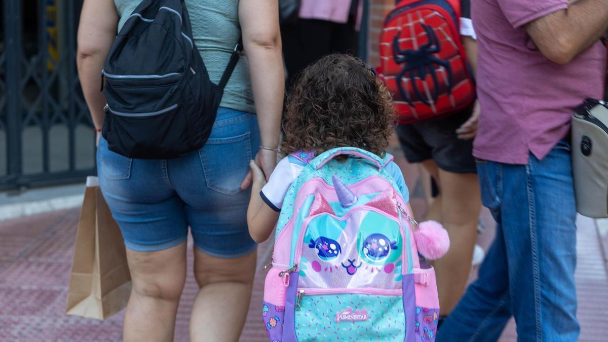 Una niña va acompañada a un centro de infantil