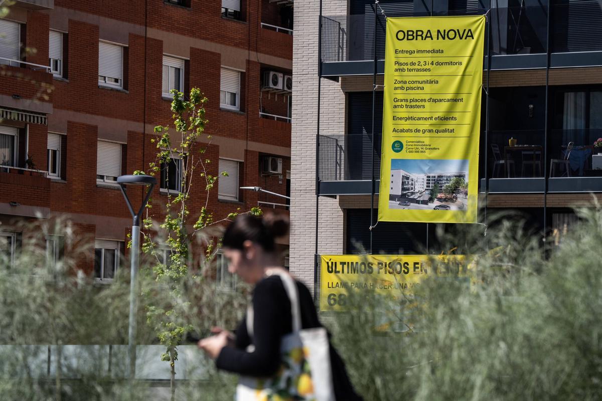 Carteles de venta de solares y promociones de vivienda de obra nueva en el entorno urbano entre Granollers y Les Franqueses del Vallès.