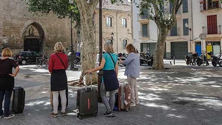 Rollkoffer-Touristen in Palma de Mallorca.