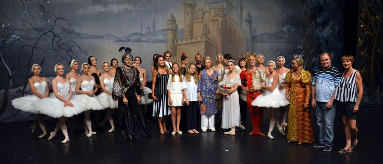 La reina Letizia, sus hijas y doña Sofía, junto a los bailarines del Ballet de Moscú, en 2019, en el Auditorium de Palma.  | DM
