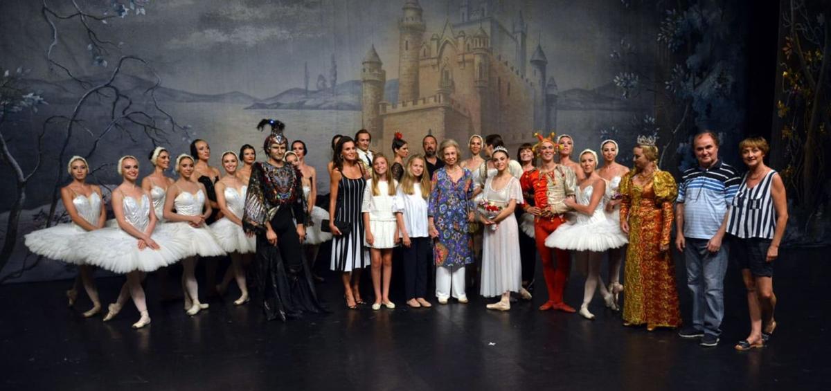 La reina Letizia, sus hijas y doña Sofía, junto a los bailarines del Ballet de Moscú, en 2019, en el Auditorium de Palma.  | DM