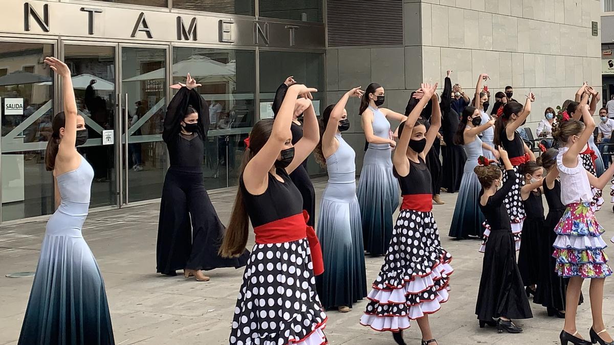 Bailarinas ante el Ayuntamiento en la pasada edición del Homenaje a la Danza.