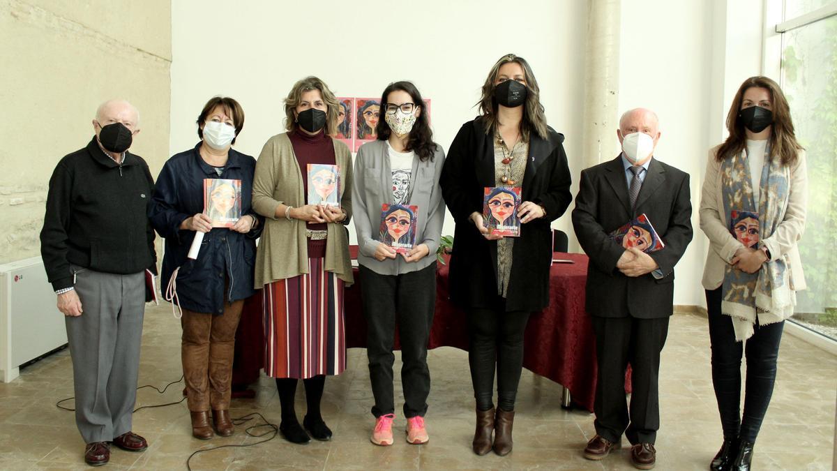 Participantes en la presentación del libro del certamen Mujerarte de Lucena.