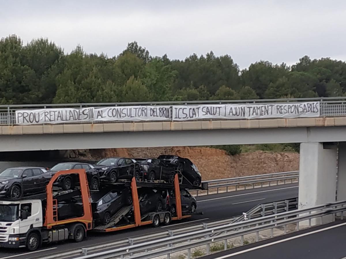 Carteles de protesta en El Bruc.