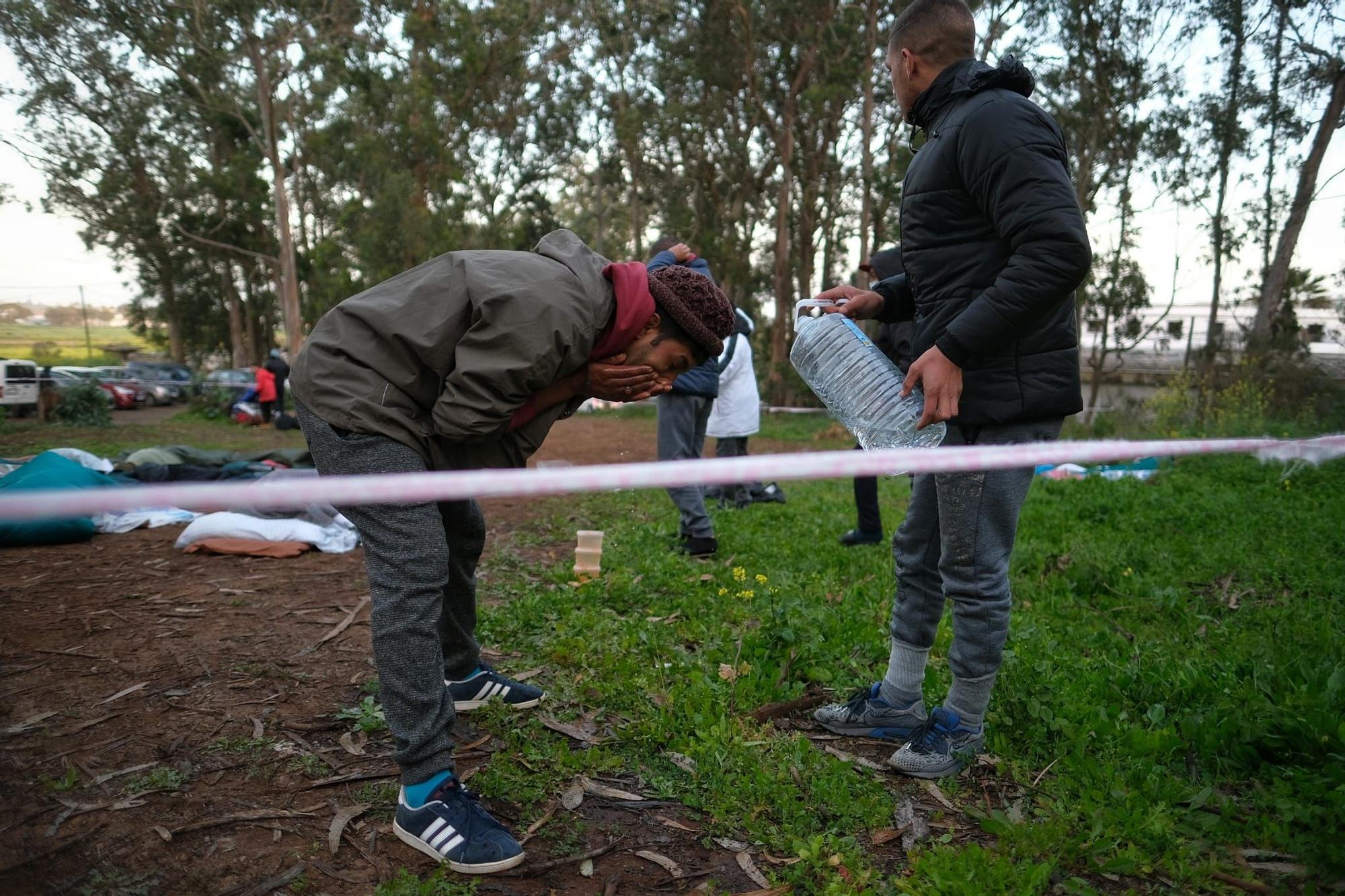 Los migrantes de la protesta en Las Raíces delimitan su espacio para controlar sus provisiones