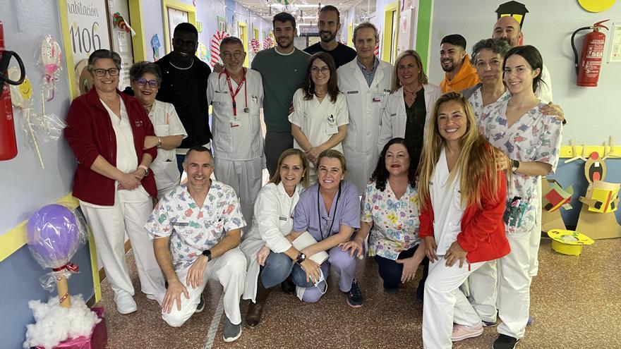 Jugadores del Hércules de Alicante visitan a los niños ingresados en el Hospital de Sant Joan
