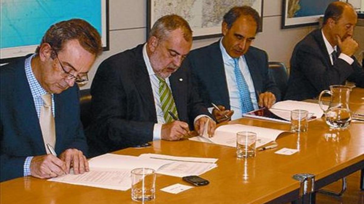 Luis Castilla (Acciona), primero por la izquierda, y Pau Villòria (secretario general de Territori en funciones), firman el contrato de la adjudicación de ATLL el 27 de diciembre del 2012.