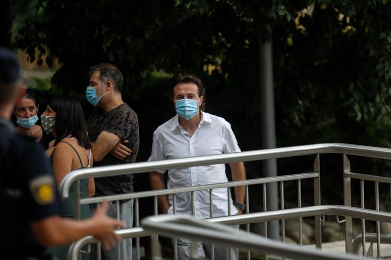 Compañeros y amigos de Ramón Vilar le despiden en el tanatorio de València