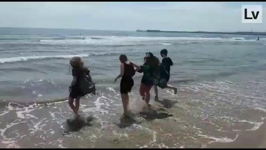 Las playas valencianas reciben a sus primeros bañistas en la fase 2