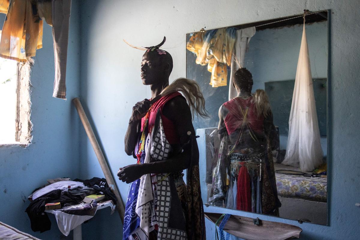 Jóvenes, vestidos con sus trajes tradicionales, asisten a una ceremonia que marca el final del proceso de iniciación anual para hombres jóvenes en Kabrousse, Senegal.