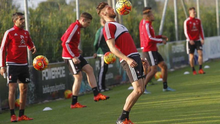 Sergi Gómez controla un balón con el pecho durante el entrenamiento vespertino celebrado ayer por el Celta en A Madroa.