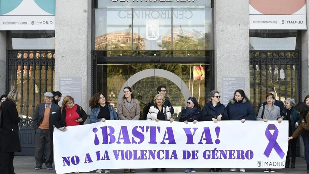 Trabajadores del ayuntamiento de Madrid, con manuela Carmena a la cabeza, se manifestan hoy contra la violencia machista