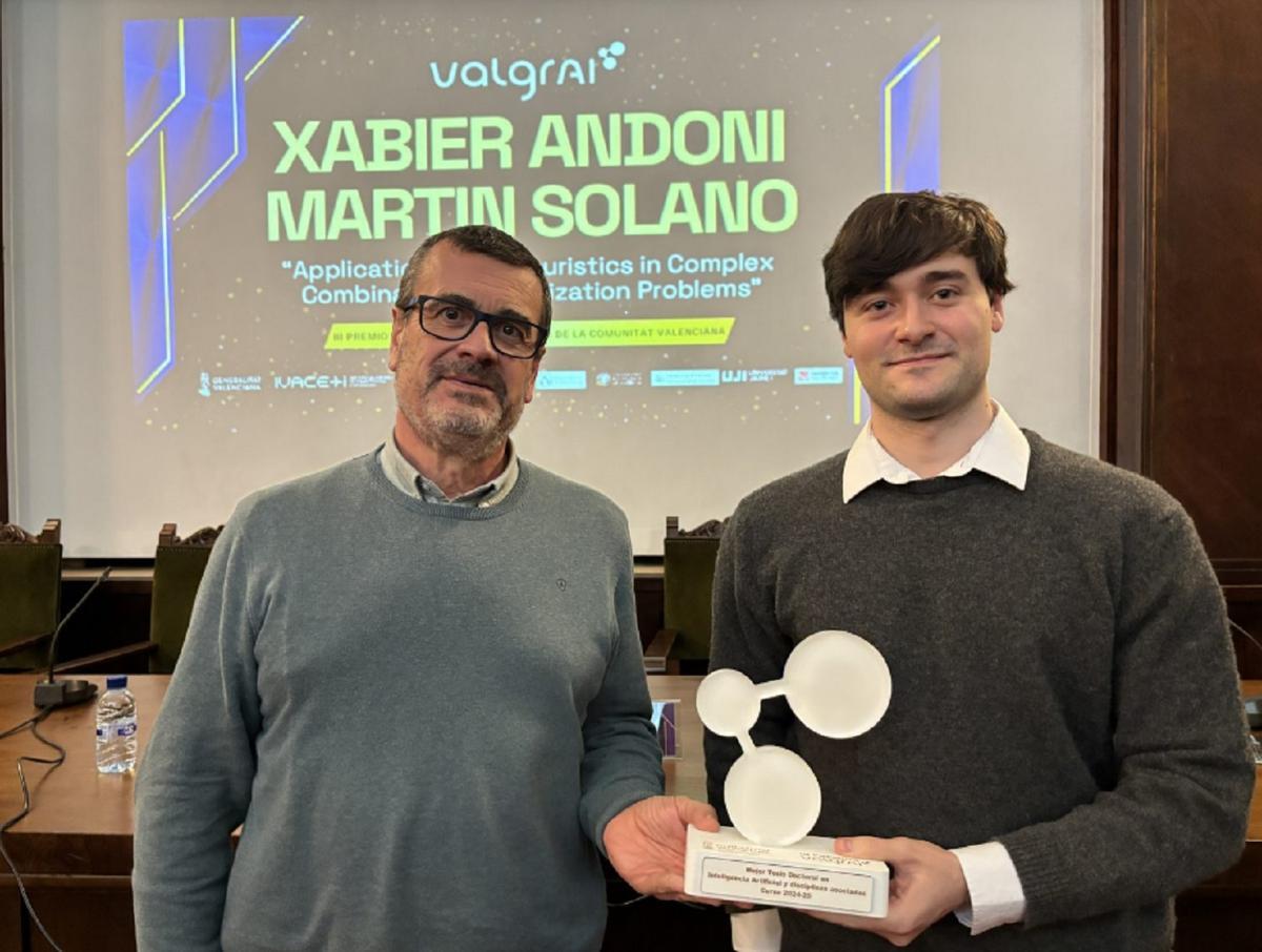 El estudiante del campus de Alcoy premiado, a la derecha