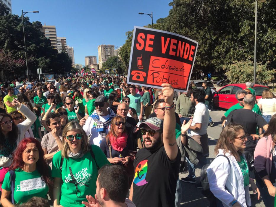 Al son de tambores, silbatos y una singular gaita, los congregantes han caminado juntos por las calles del centro de la ciudad por una causa común, la defensa de la educación