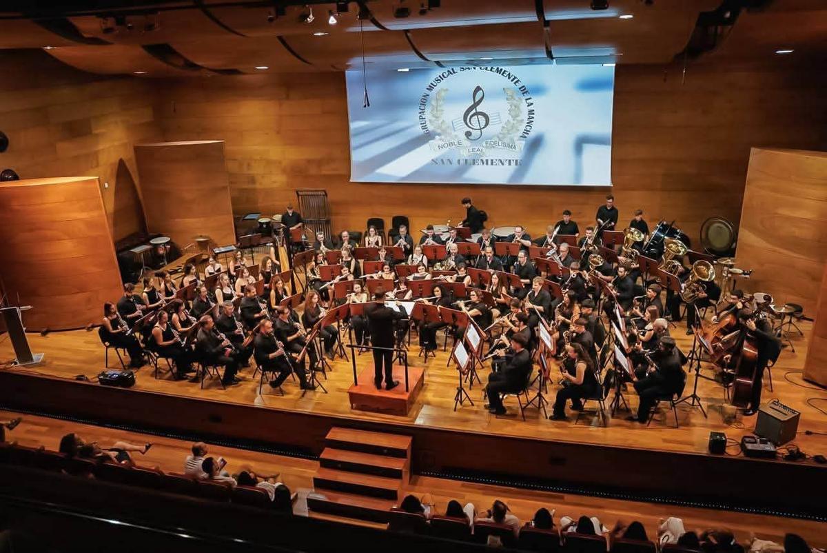La banda ganadora durante la interpretación.