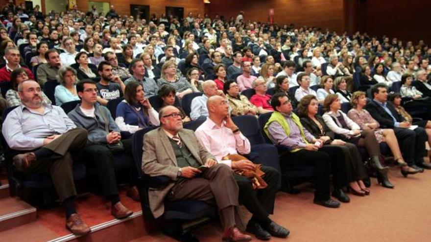 Profesorado y personal de servicios, entre otros, en un acto en la UMH, en foto de archivo. A la derecha, Ricardo Gómez Rivero.