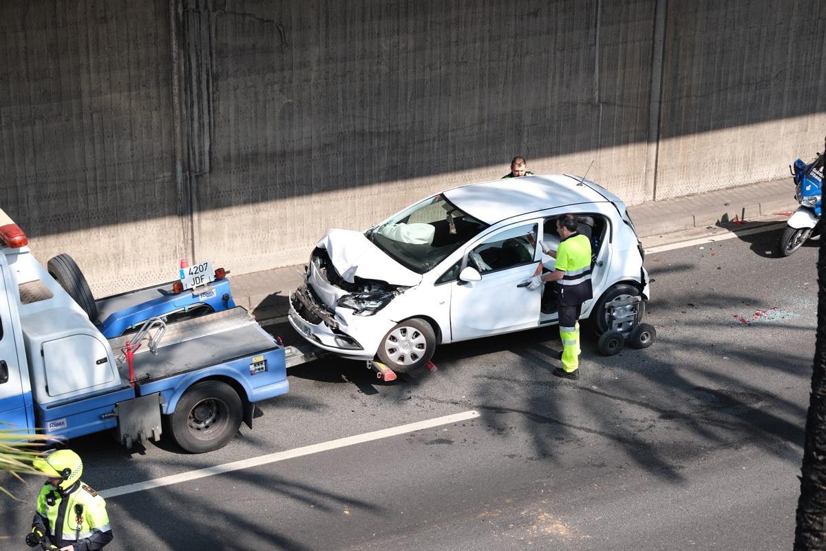 Caos de tráfico por un accidente en la Ronda de Dalt