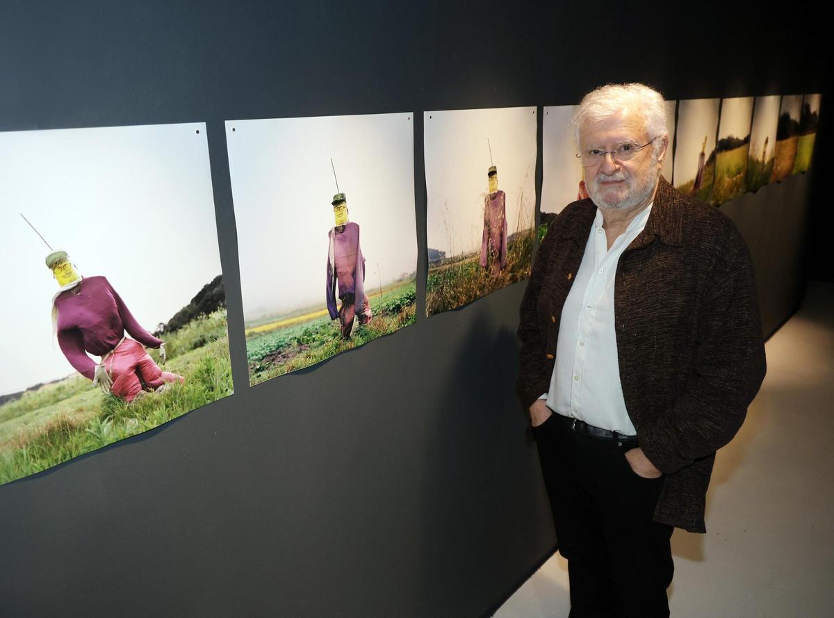 El fotógrafo Manuel Sendón en su exposición "Espantallos" de la Fundación Laxeiro (Casa das Artes en Vigo)