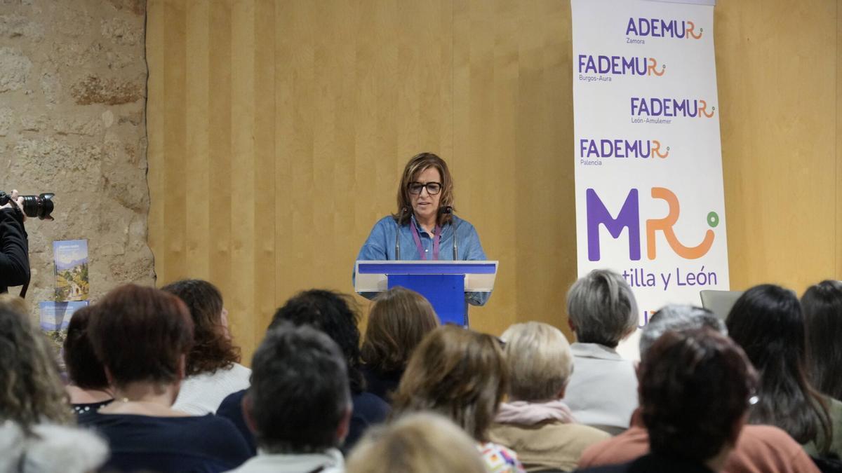 Loreto Fernández, en la inauguración de la jornada de Fademur en el Teatro Ramos Carrión.