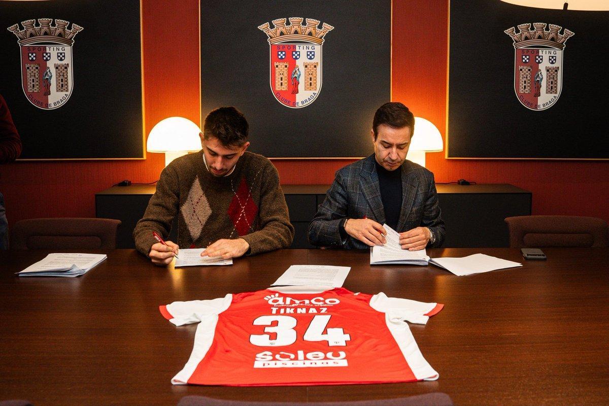 Tinkaz, en el momento de la firma de su contrato como jugador del Braga