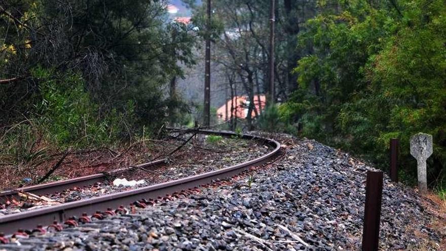 Uno de los viejos tramos de vía a convertir en senda verde. // I. Abella