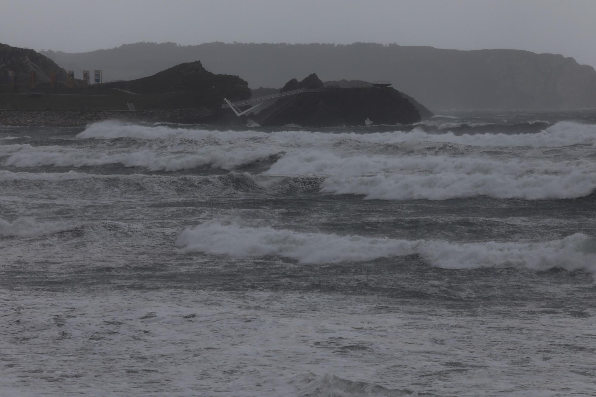 EN IMÁGENES: Olas de más de 7 metros y fuertes vientos al paso de la primera borrasca del otoño en Asturias