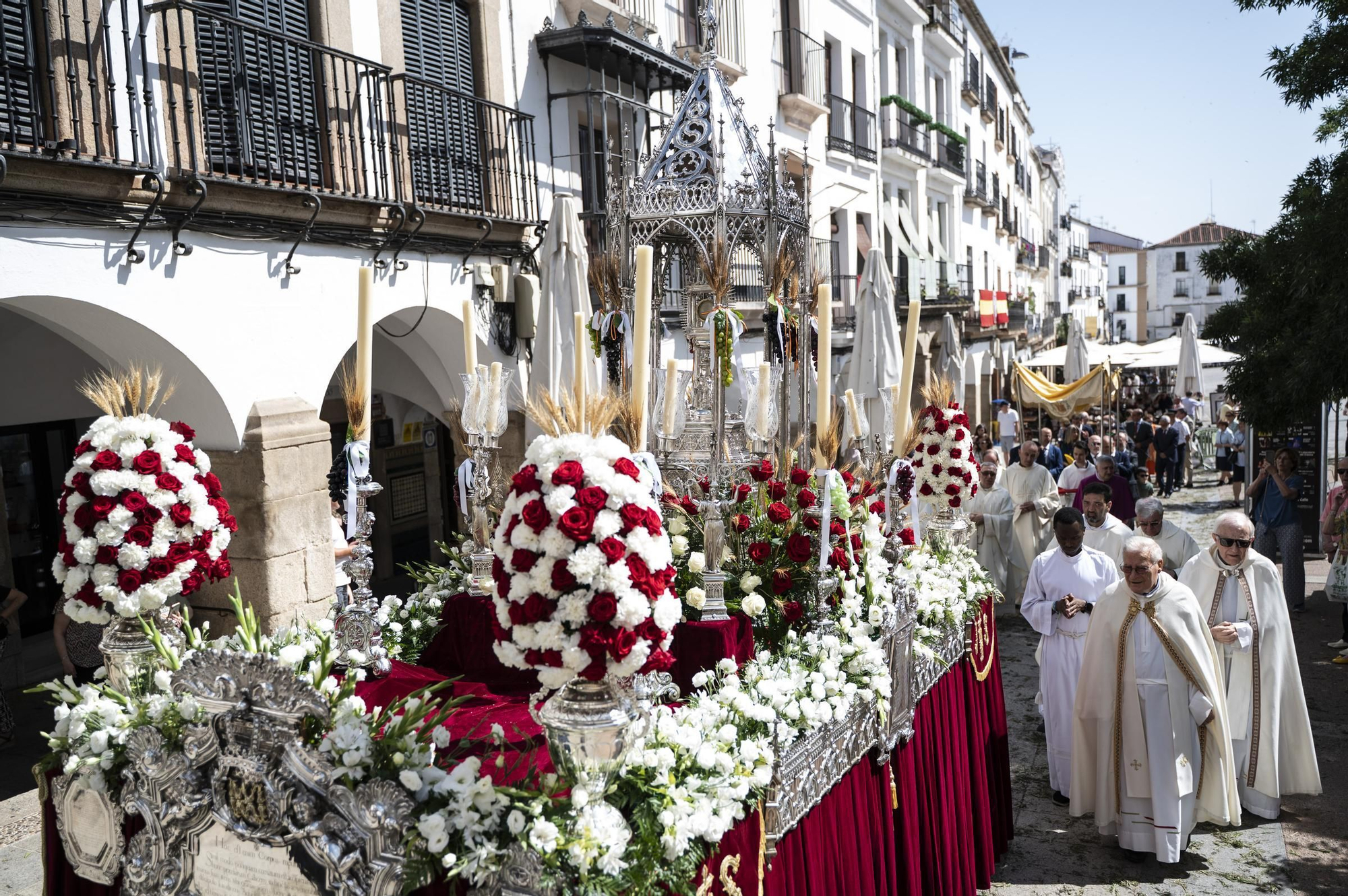 El calor da un respiro al Corpus de Cáceres: búscate en estas fotos