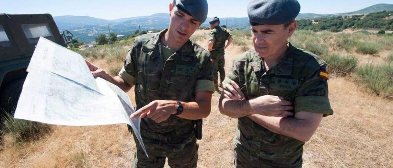 El capitán José Javier Pascual muestra un mapa al coronel Raimundo Rodríguez Roca, jefe del Regimiento &quot;Príncipe&quot;, en el alto de Chavea.