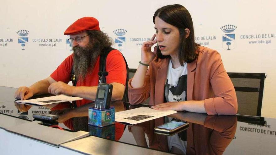 Paío y Peña durante la presentación de la programación de verano en el concello. // Bernabé