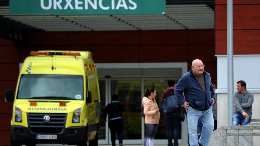 Manuel Charlín, ayer, tras abandonar el hospital, ayer. // Iñaki Abella