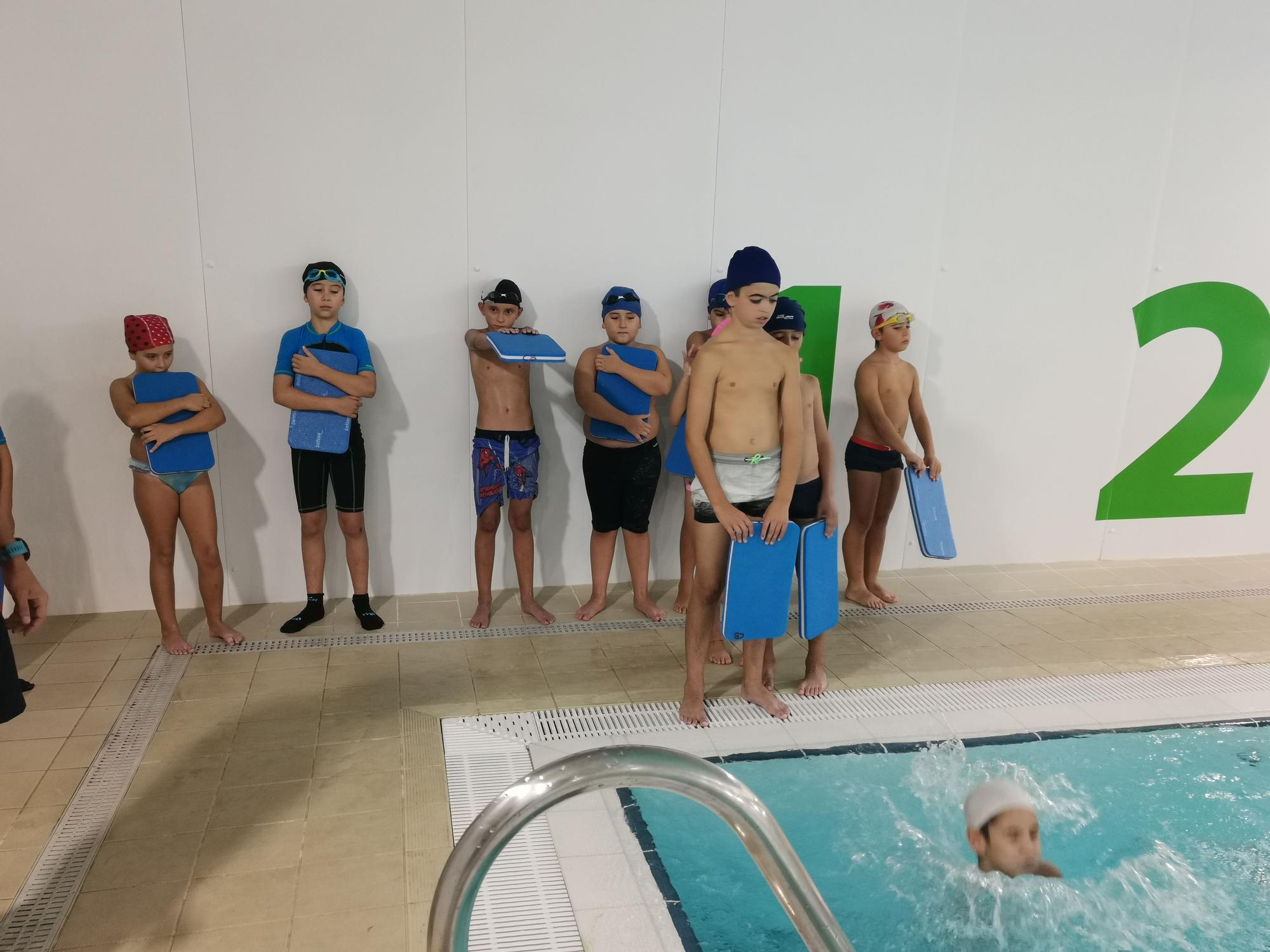 Inicio de los cursos de natación en la piscina de As Lagoas, en Bueu