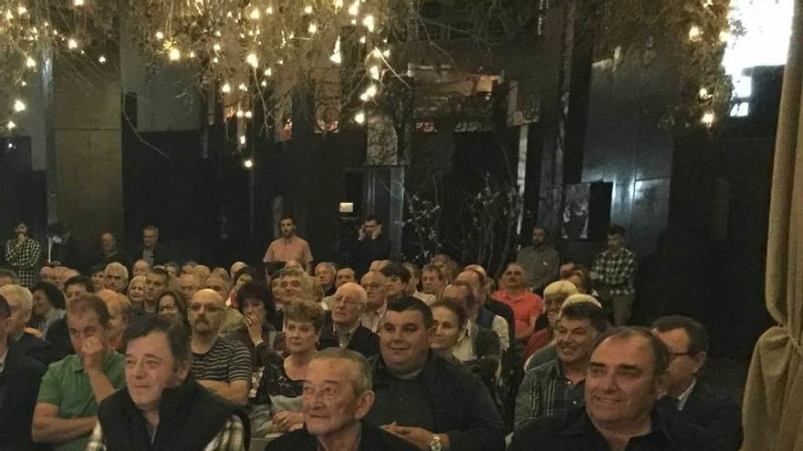 Público asistente a la presentación del disco &quot;Noventa años de música y sidra&quot; en Sariego.