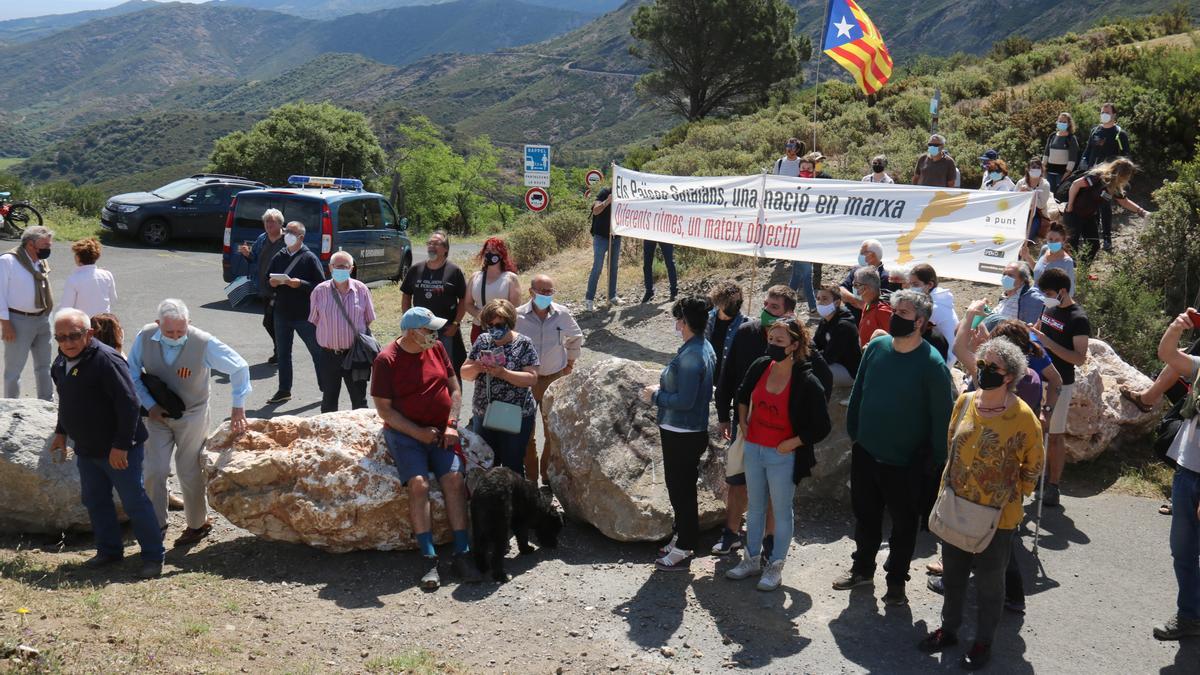 Protesta al coll de Banyuls pel «ridícul» bloqueig de la frontera