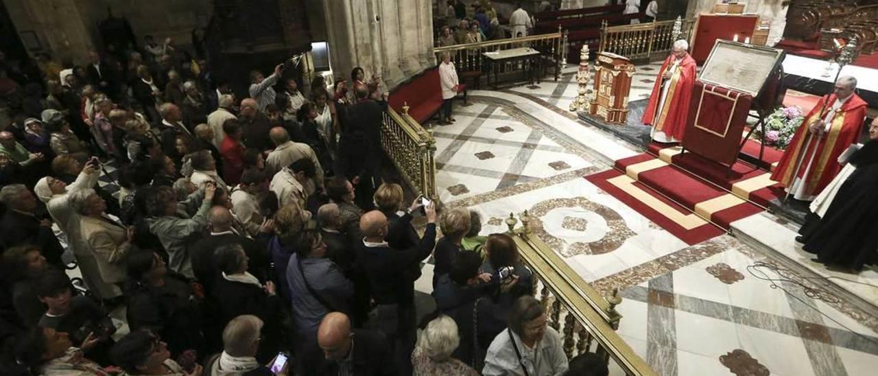 El Santo Sudario, expuesto en el altar de la Catedral durante la misa de la Perdonanza, en septiembre del año pasado.