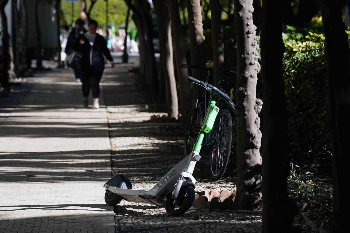 Un patinete de alquiler mal estacionado en Málaga, en una imagen de archivo.