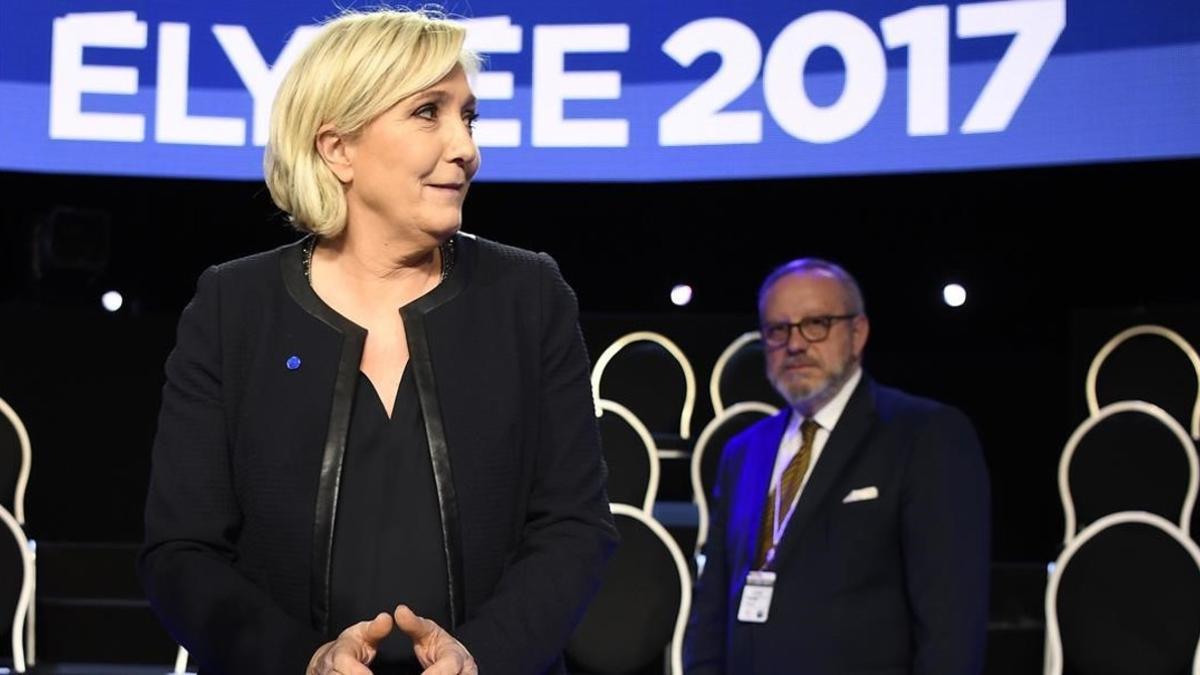 La candidata a la presidencia de Francia por el Frente Nacional, Marine Le Pen, llega al plató de televisión donde se ha celebrado el debate entre los 11 candidatos.