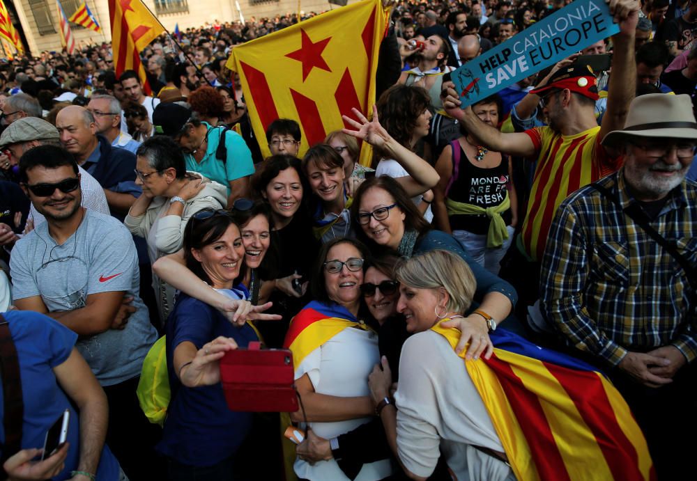 Miles de personas celebran frente al Parlament la aprobación de la independencia