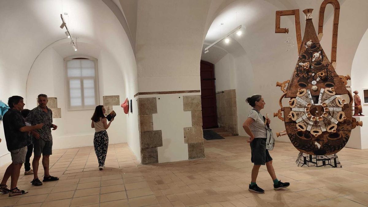L'exposició 'El Refugi de les Arts' aplega obra de dinous artistes empordanesos.