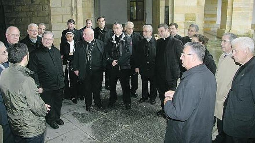 La comitiva de religiosos, recibida por Alejandro Calvo (de espalda).