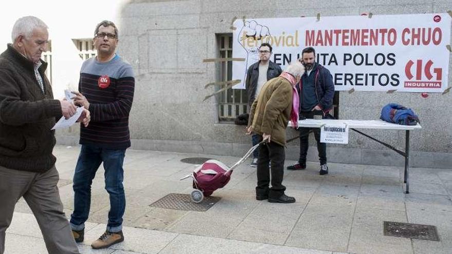 Mesa de los trabajadores de mantenimiento en el Paseo. // B.Lorenzo