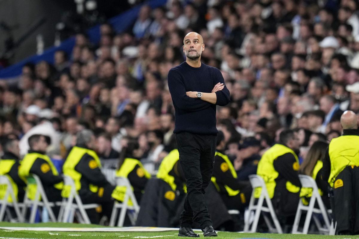 Guardiola mira a la grada del Bernabéu durante el partido