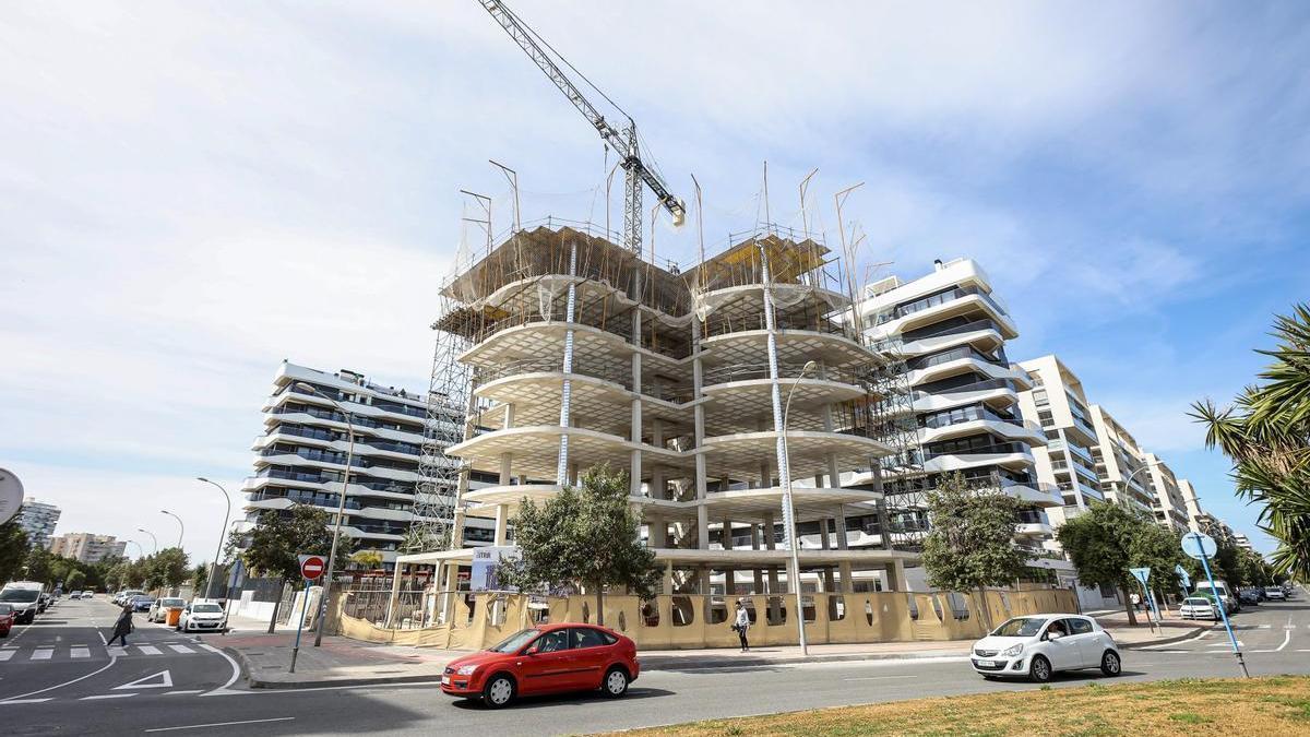 Un edificio de viviendas en plena fase de construcción en la ciudad de Alicante.