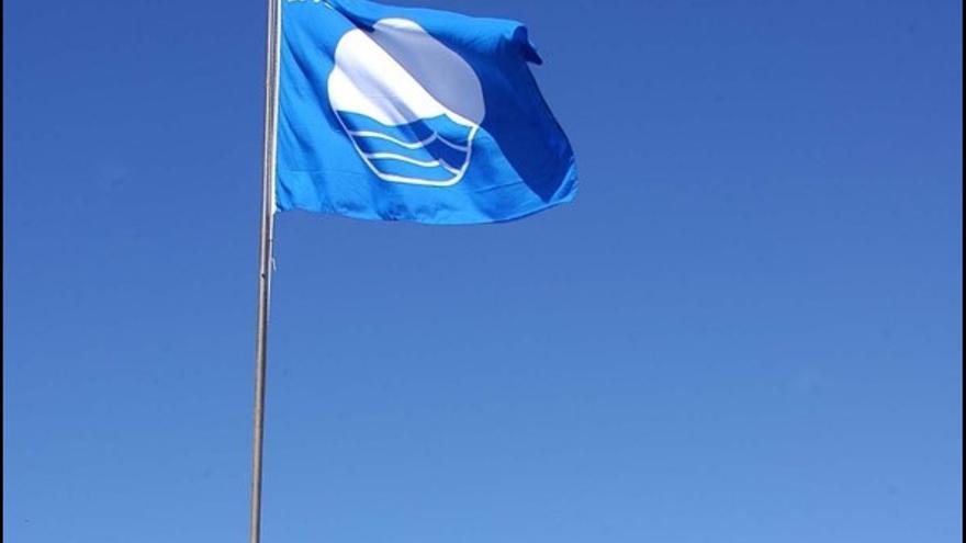 La bandera azul onderá este verano en 47 playas de Canarias, nueve menos que en 2024