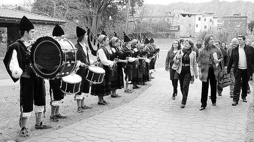 A la izquierda, llegada de las autoridades a Porrúa. A la derecha, la consejera de Cultura obsequia al presidente de la Fundación Pueblo Cultural, Bert Kisjen, con un recuerdo de la capitalidad porruana.