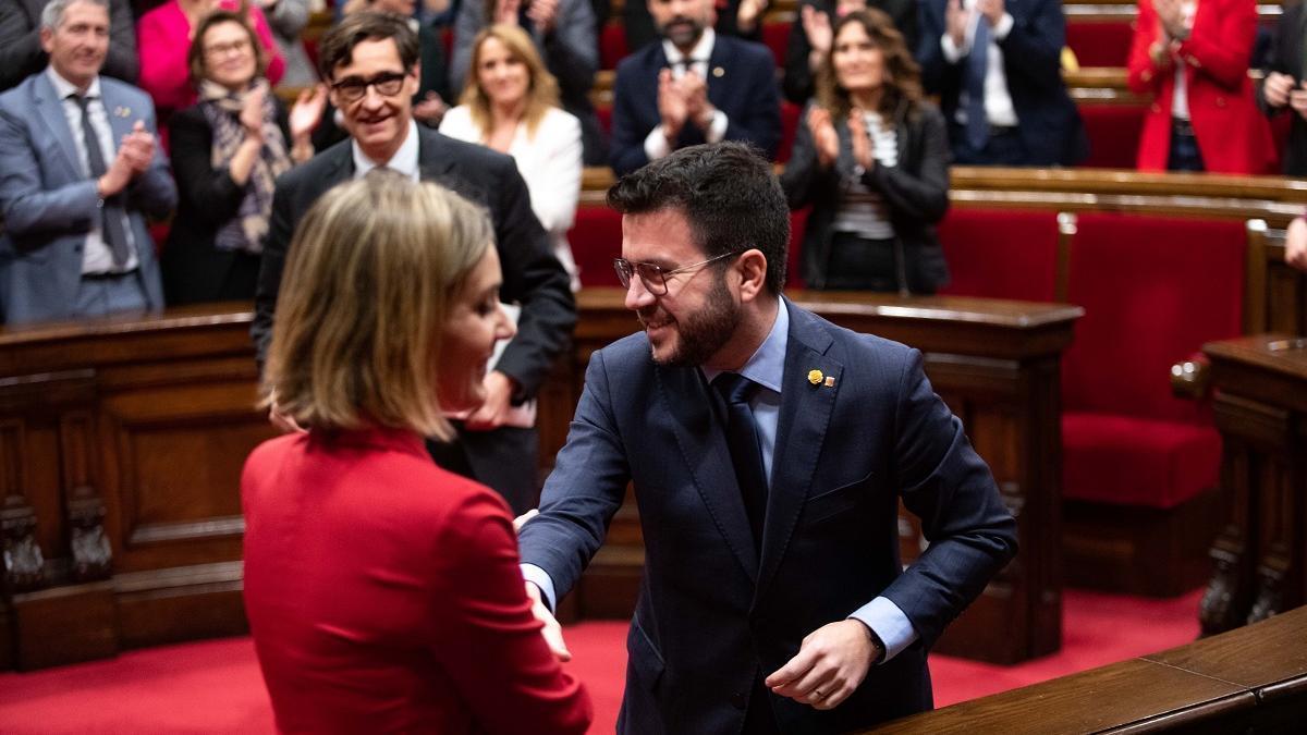 El president Pere Aragonès estrecha la mano a la presidenta de En Comú Podem en el Parlament, Jéssica Albiach, en el anterior acuerdo de presupuestos.